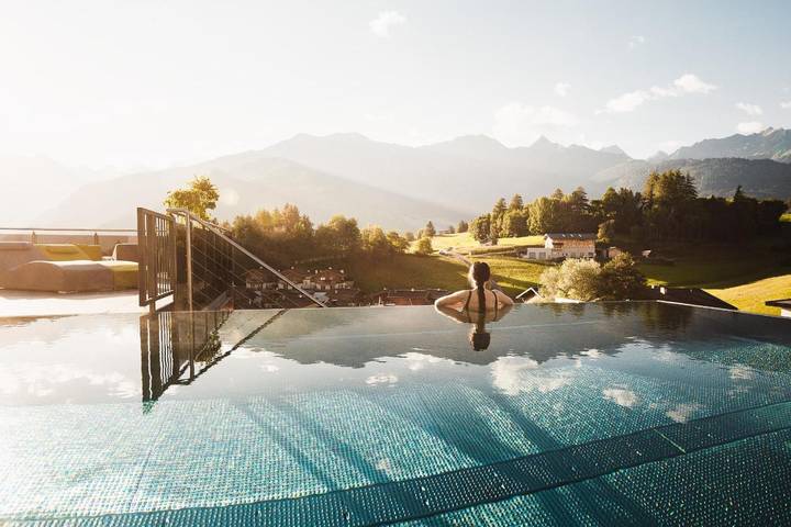 Hotel, mit Terrasse und Whirlpool sowie Garten und Pool