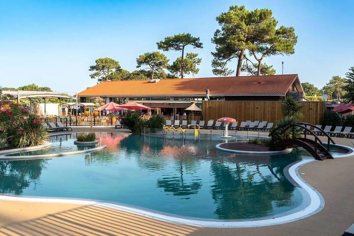 Camping pour 6 personnes, avec terrasse, animaux acceptés à Biscarrosse