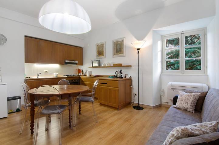 Entire apartment, Holiday Apartment "La Contessa" with Private Garden, Wi-Fi & Air Conditioning in Lenno, Tremezzina