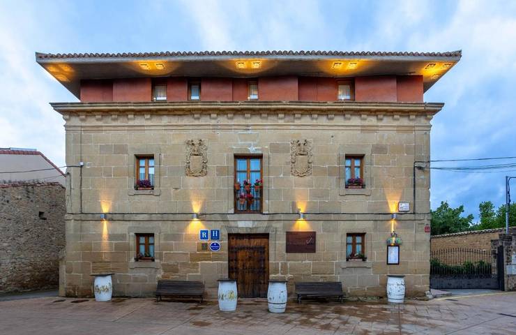 Hôtel pour 3 personnes, avec Terrasse et Jardin à Briones