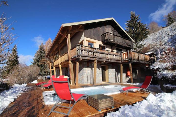 Chalet pour 24 personnes, avec jacuzzi et jardin ainsi que bassin pour enfant et piscine - 1