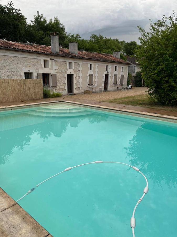 Location de vacances pour 3 personnes, avec piscine ainsi que jacuzzi et jardin à La Roche-Chalais - 2