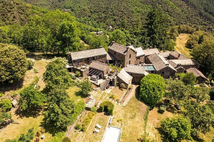 Gîte pour 4 personnes, avec terrasse ainsi que vue et piscine à Saint-Frézal-de-Ventalon