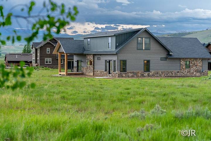 Location de vacances pour 13 personnes, avec jacuzzi et jardin à Granby