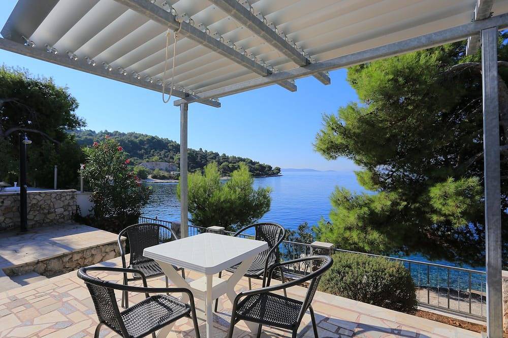 Ganze Wohnung, 2-Zimmer-Ferienwohnung am Strand Okrug Donji, Ciovo (A-19974-b) in Okrug Donji, Ciovo