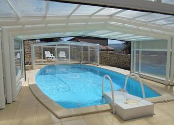 Gîte pour 4 personnes, avec terrasse ainsi que jardin et piscine dans le Cantal