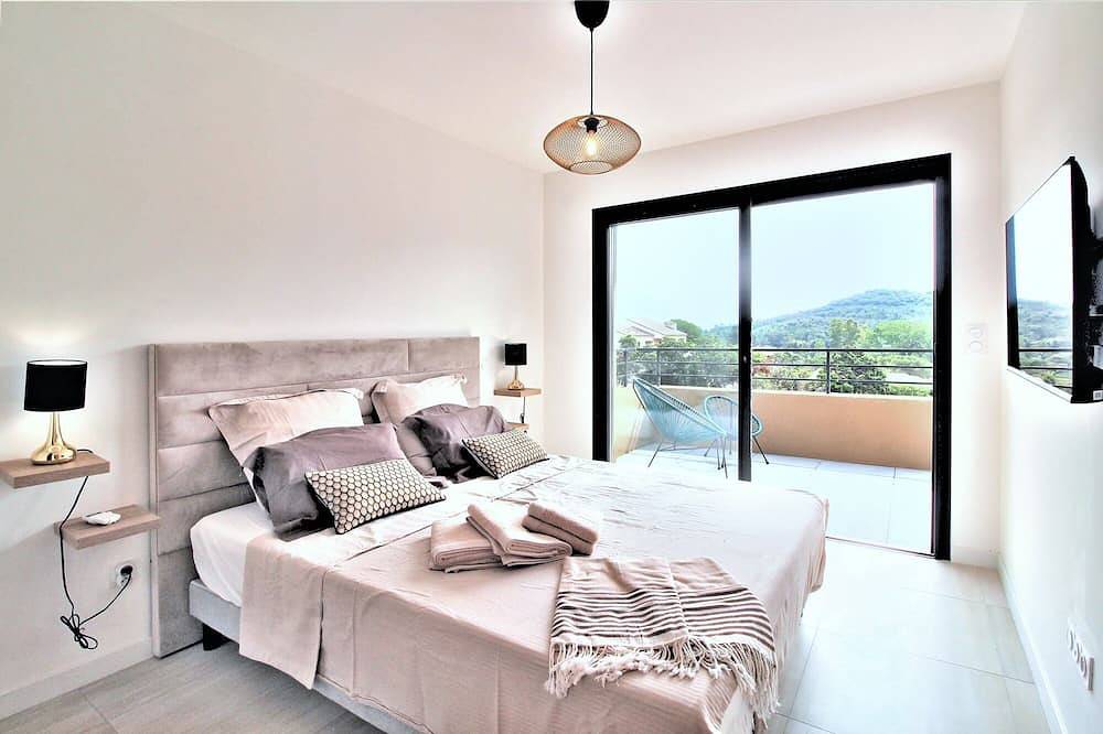 Villa Pietra Avec Piscine Privée à 300 Mètres de la Plage in Favone, Conca