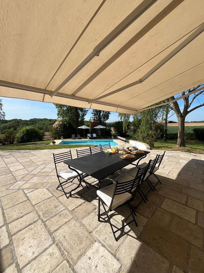 Villa Relax avec Piscine Privée à 90 min de Paris in Chantecoq, Région de Montargis
