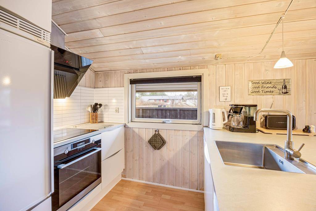 Hyggeligt ikke-ryger sommerhus i Nr. Lyngvig tæt ved fjorden in Nørre Lyngvig, Hvide Sande