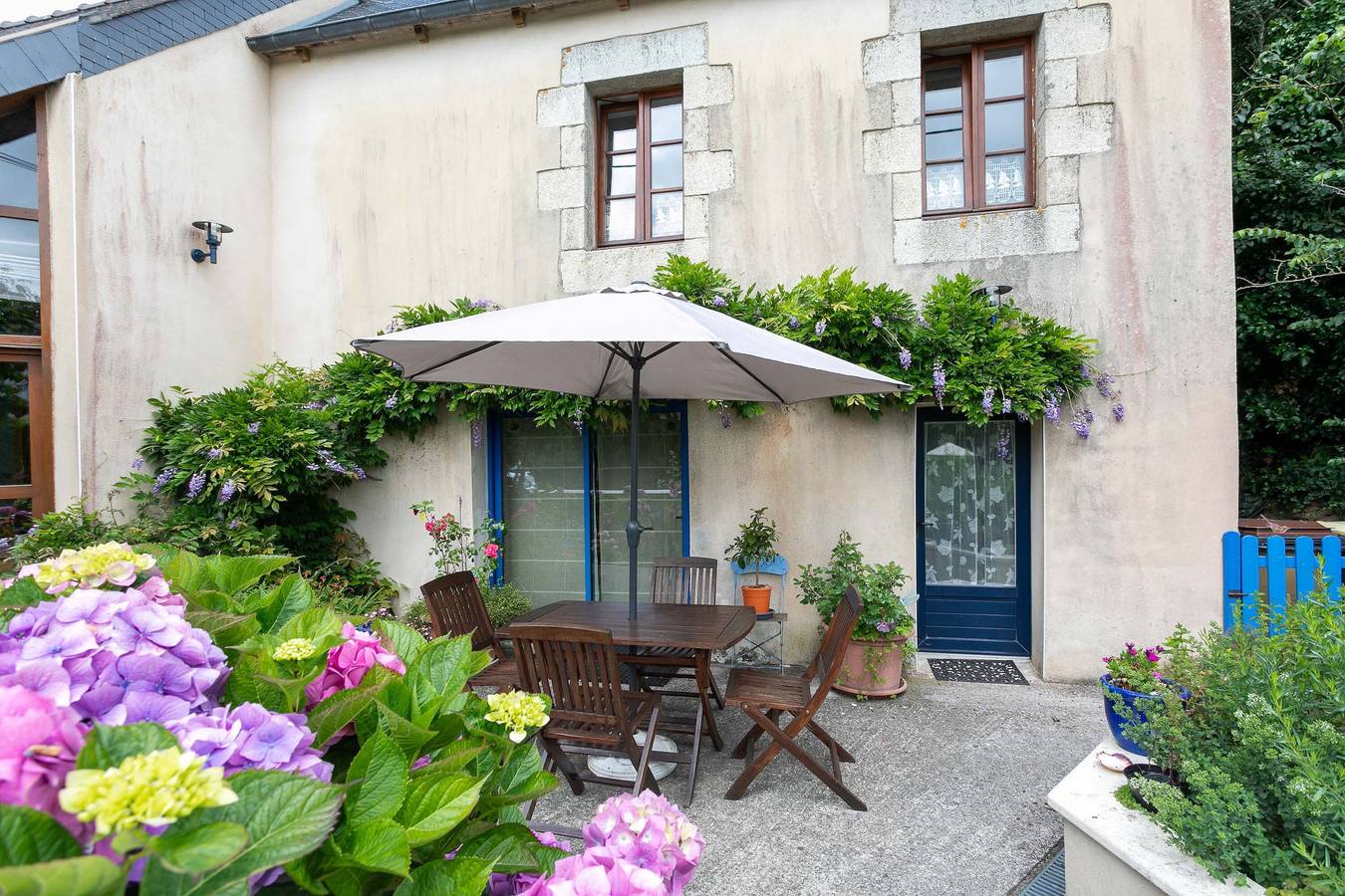 Appartement entier, Appartement 'Gîte Des Oiseaux 3kms Plage' avec terrasse privée et jardin partagé in Kerbors, Côte de Granit Rose