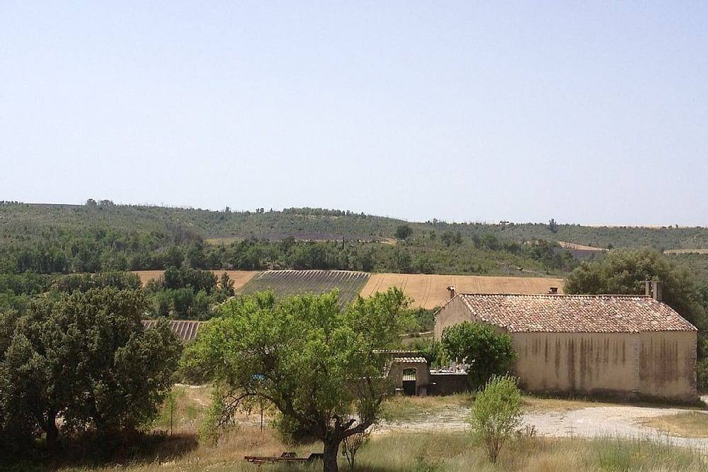 Huis met prachtig uitzicht op de Provençaalse heuvels, omgeven door drie meren in Esparron-de-Verdon, Regionaal natuurpark van de Verdon