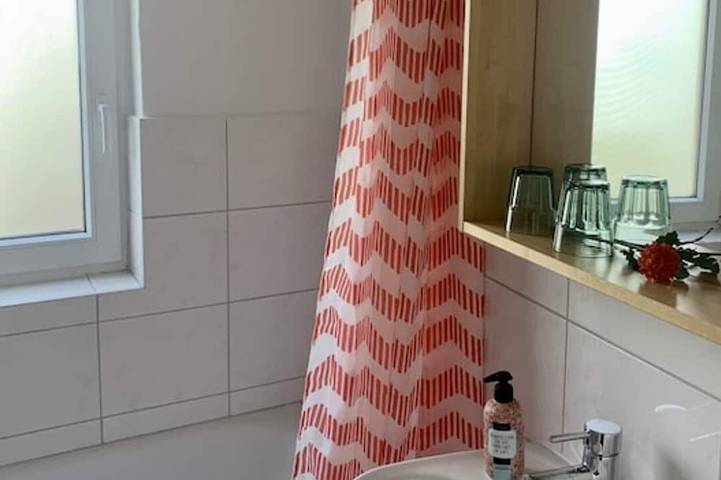 Ganze Wohnung, Zentral aber ruhig mit optimale Einkaufsmöglichkeiten- 10Min. bis zum Strand in Wilhelmshaven, Südliche Nordseeküste