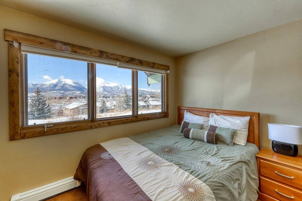 Ganze Wohnung, Hundefreundlicher Kurzurlaub mit Terrasse, Grill und Blick auf die Berge - in der Nähe der Skipisten! in Arapaho and Roosevelt National Forests