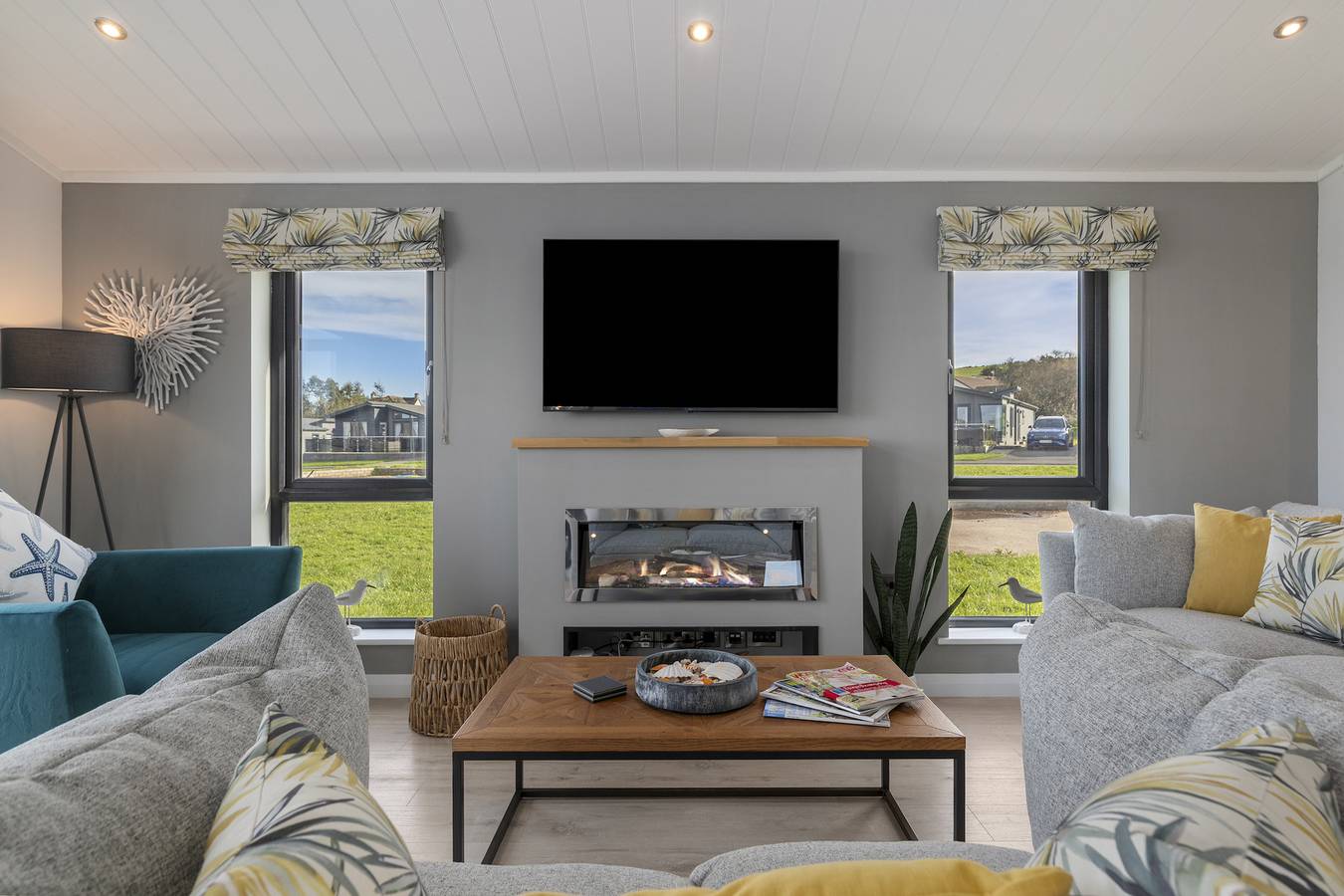 Bryn Hafod - Luxury Lodge, Hot Tub, Walk to Beach in Penally, Pembrokeshire