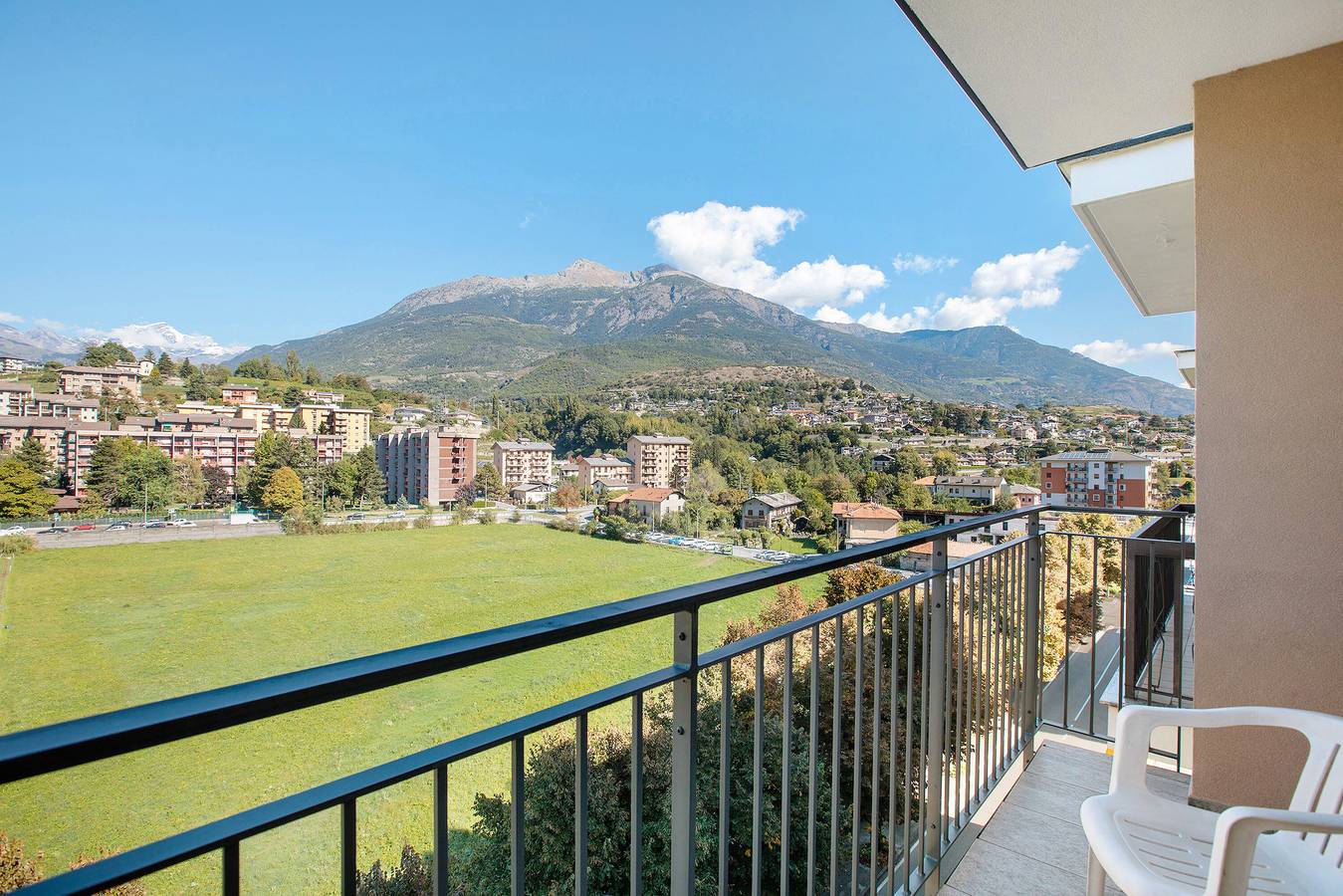 Ganze Wohnung, Ferienwohnung 'Surville' mit Bergblick und Balkon in Aosta, Walliser Alpen