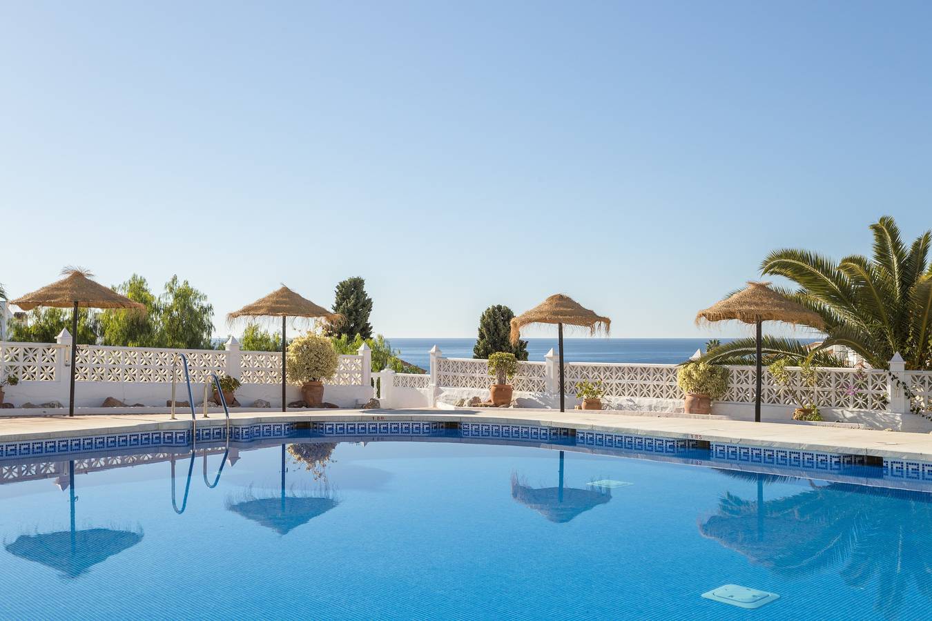 Ganze Wohnung, Wohnung "Capistrano Playa" - Wi-Fi, Klimaanlage, Pool, Meerblick. in Playa de Burriana, Nerja