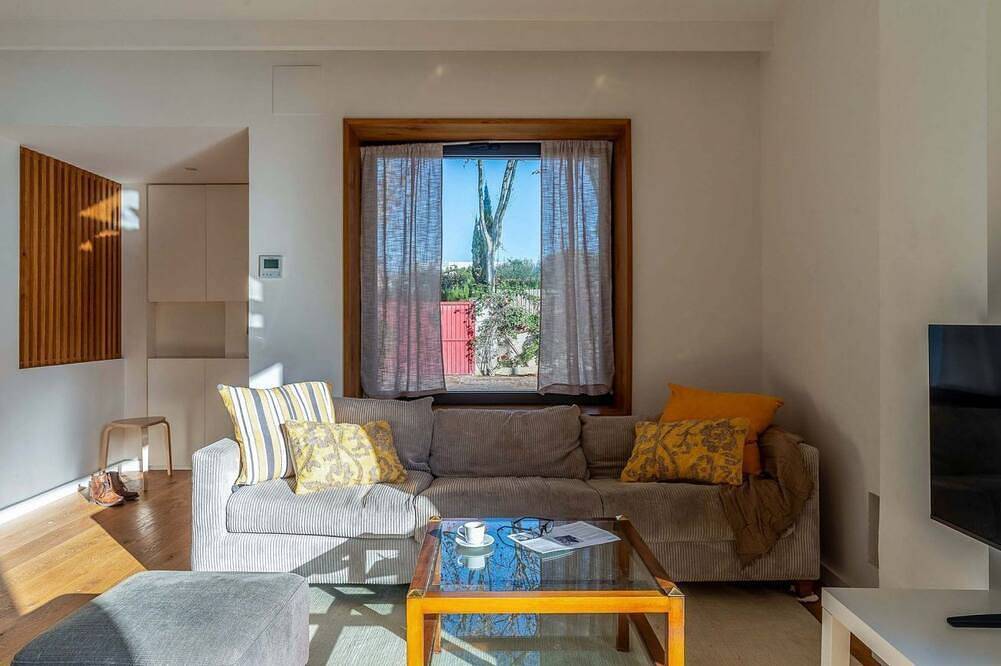 Appartamento intero, Bright house with private pool and garden located in the beautiful beach area of ​​Castelldefels. Perfect place for families with children or adults who want to spend some relaxing time together under the Mediterranean sun.This property is located in in Castelldefels, Baix Llobregat