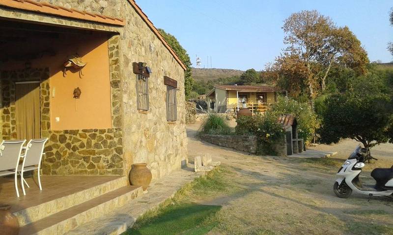 Casa rural con piscina para 8 personas, con vistas y vistas al lago además de piscina y jardín, Se admiten mascotas en Sierra de Montánchez - 2