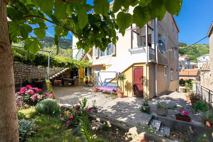 Appartement entier, Appartement de deux chambres avec air conditionné Baska, Krk -a in Baška, Krk