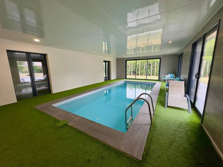 Location de vacances pour 8 personnes, avec Terrasse ainsi que Jardin et Piscine à Selongey
