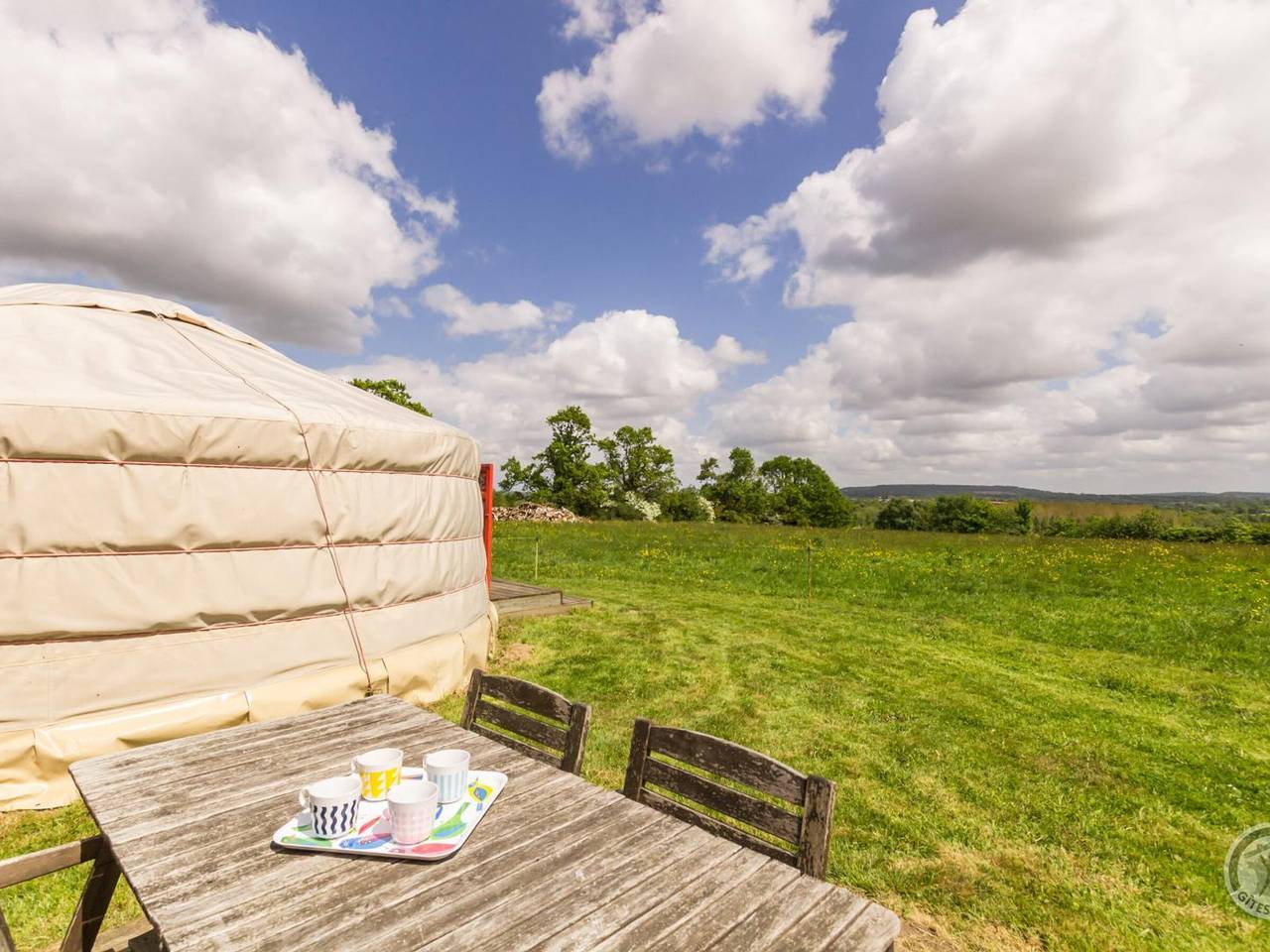 Studio entier, Yourte Mongole Authentique avec Terrasse en Normandie in Denneville, Région de Coutances