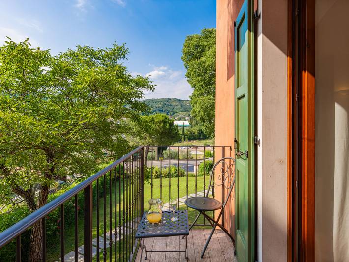 Ferienwohnung für 6 Personen, mit Balkon und Terrasse sowie Garten und Ausblick in Garda - 4
