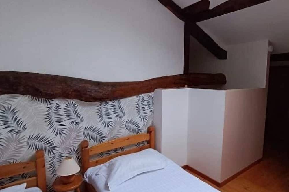 Entire apartment, House 8 sleeps 6 3 bedrooms (including mezzanine) in Ternant (Charente-Maritime), Saint-Jean-d'Angély region