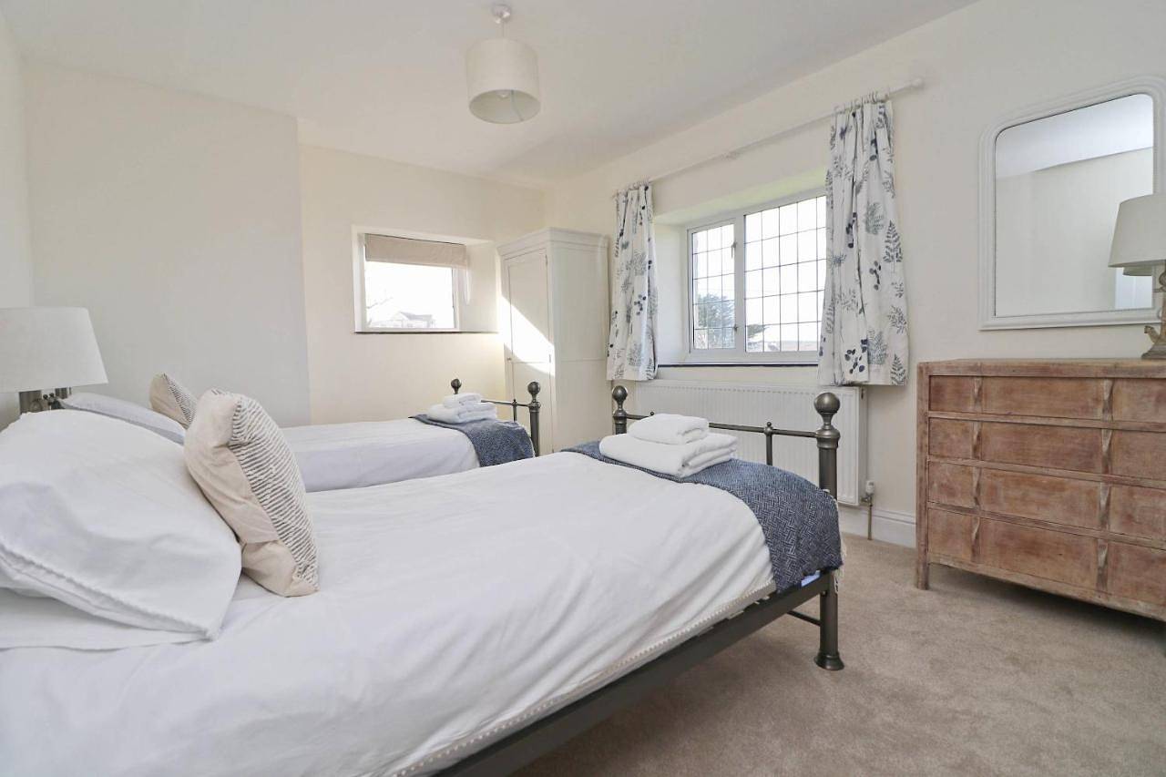Walk To The Beach, spacious cottage with sea views in Harlyn, Cornwall