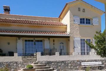 Location de vacances pour 6 personnes, avec jardin à Mazaugues