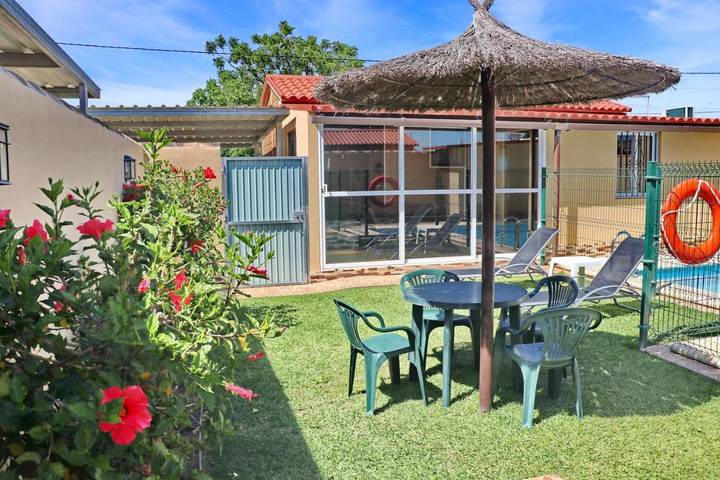 Bungalow para 5 personas, con terraza además de jardín y piscina, Se admiten mascotas en Conil de la Frontera