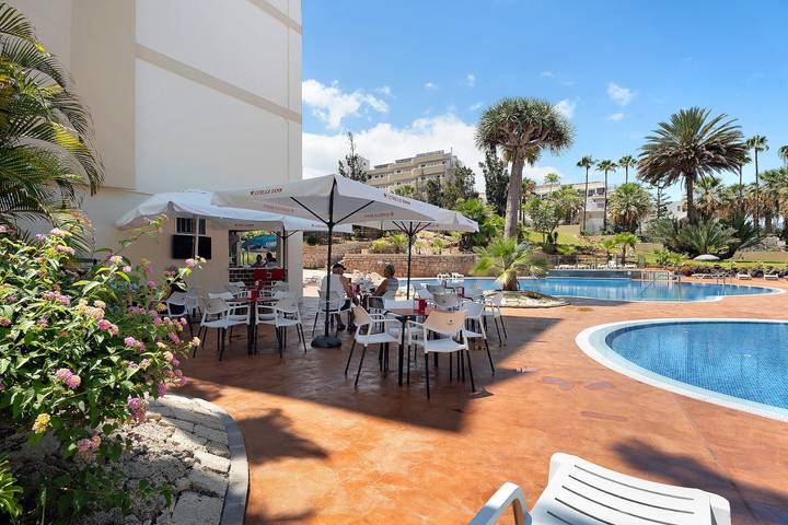 Apartamento entero, Vacaciones 'El Dorado 206' con piscina compartida, terraza compartida y Wi-Fi in Playa de las Américas, Arona 