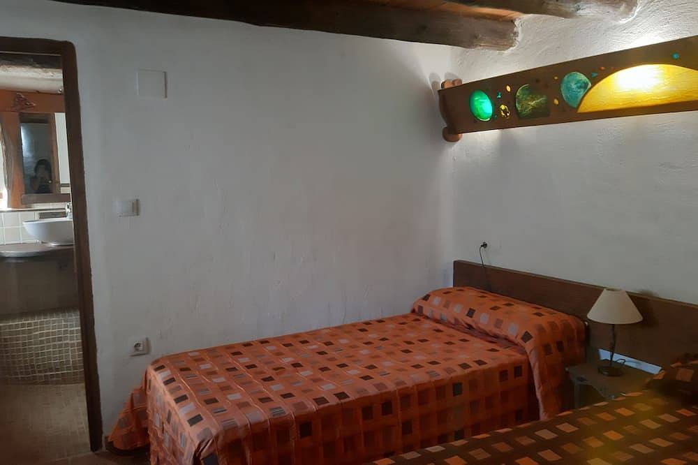 Casa Los Gatos 1 to 13 people. 4 bedrooms with bathroom, living room with fireplace, heating. in Yeste, Calares del Mundo y de la Sima