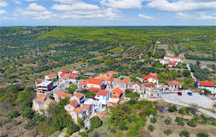 Charmante 2-Zimmer-Wohnung in der Nähe des Prokljansko-Sees mit Pool und Terrasse in Gračac (Skradin), Skradin