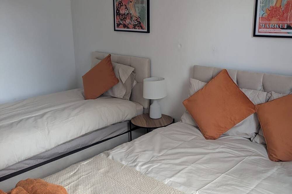 Entire apartment, Saffron&Space *Parking *Sleeps 5 in Swindon, North Wessex Downs