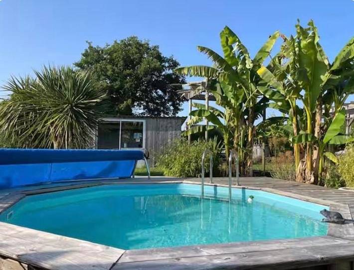 Location de vacances pour 2 personnes, avec Terrasse et Jardin ainsi que Piscine et Vue à Saint-Hilaire-des-Landes
