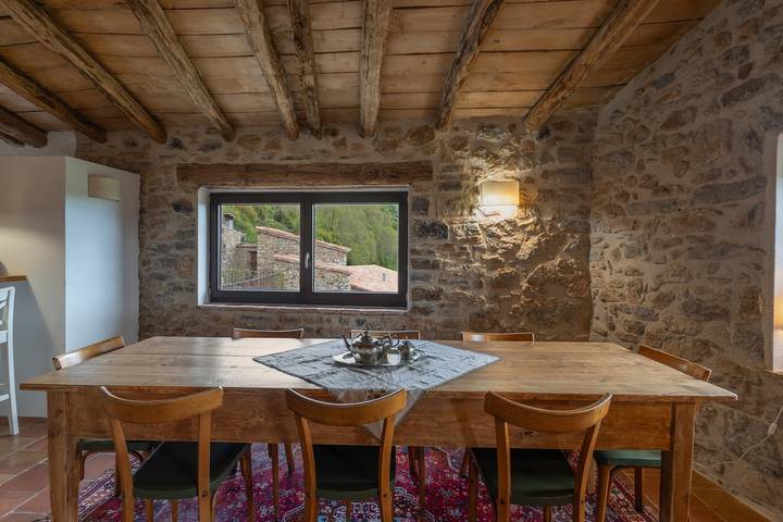 Vacation Home 'La Rosa' with Mountain View, Shared Garden, and Wi-Fi in Ogassa, Katalonske Pyrenæerne