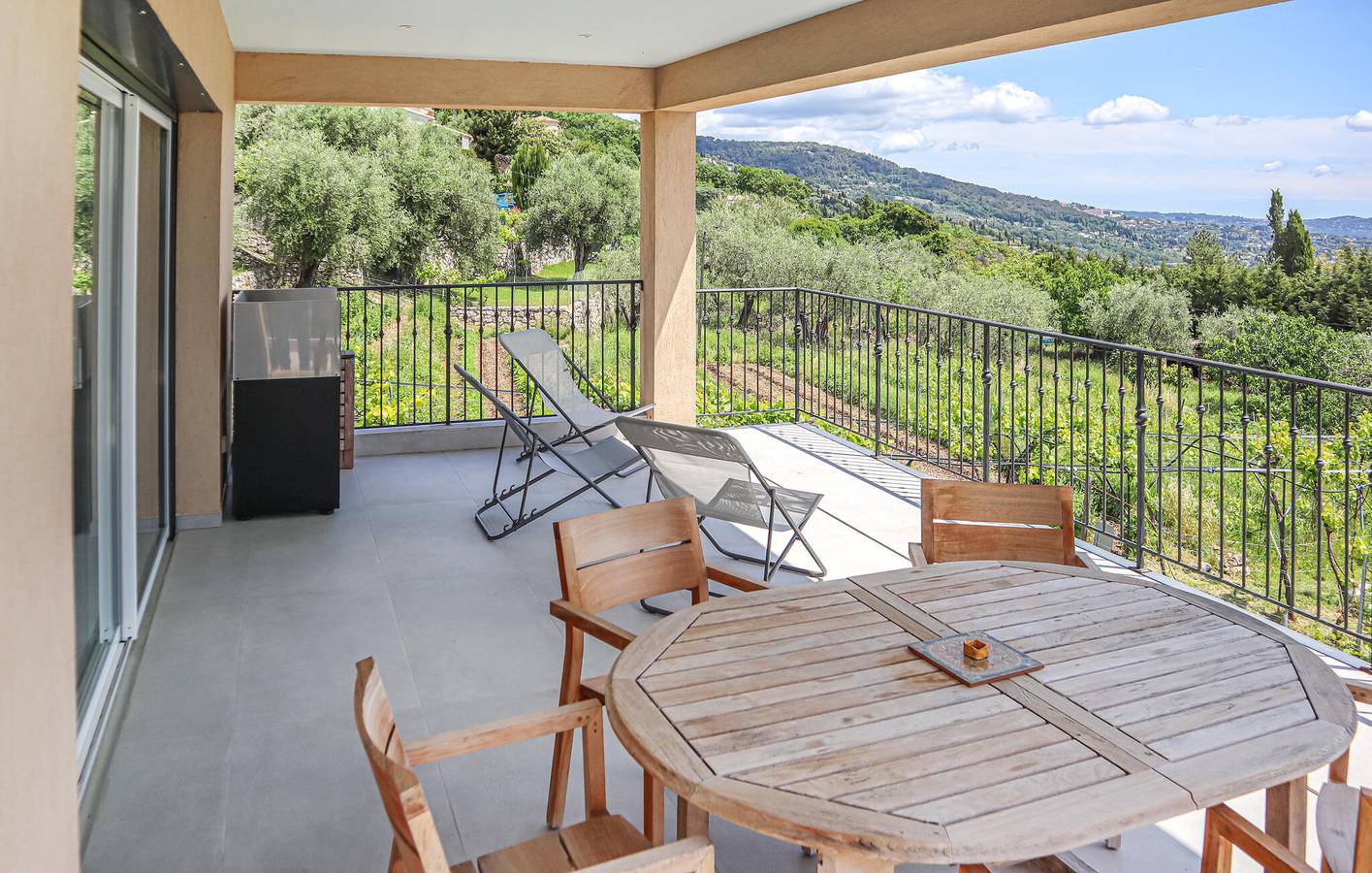Acogedor apartamento de 1 dormitorio con terraza cerca del centro de Peymeinade in Spéracèdes, Costa mediterránea (Francia)