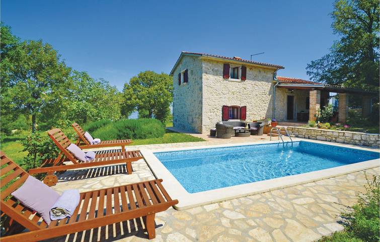 Apartamento frente al mar con piscina, terraza y comodidades modernas: a 2 km de la playa in Labin, Costa Este de Istria