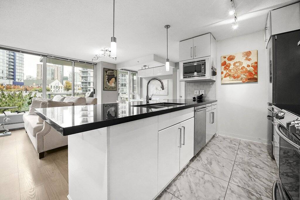 Ganze Wohnung, Designer 3 bed Luxurious finishings! Sleeps 8. Communal Hot tub  pool dry sauna  in Vancouver, British-Columbia