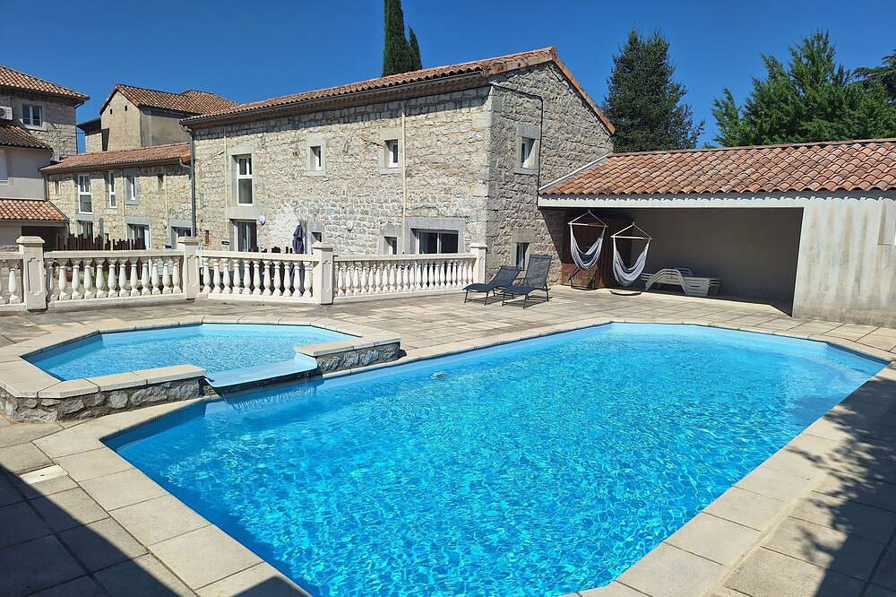 Entire apartment, Charming studio with swimming pool in the heart of Ruoms, Ardèche in Ruoms, Ardèche