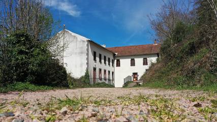 Gîte pour 30 personnes, avec jardin et terrasse à Pontgibaud