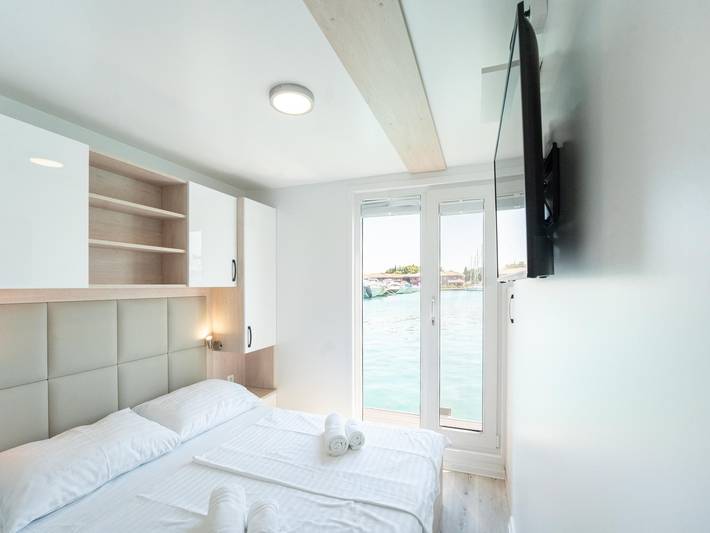 Modernes Hausboot mit Whirlpool in Novigrad in Novigrad, Umag und Umgebung
