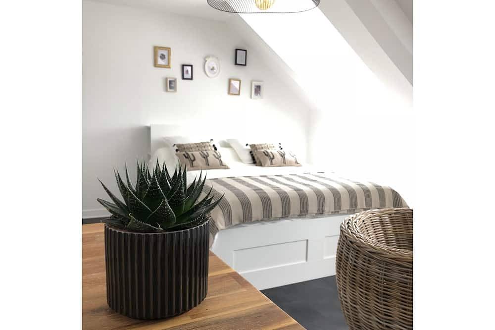 Entire apartment, Charming Studio Facing the Port and 100 m from the Beach in Binic, Côte de Goëlo