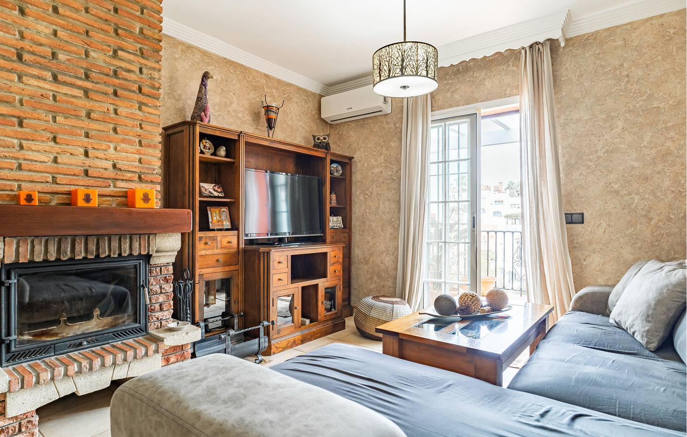 Entire holiday apartment, Cozy Apartment with Terrace, AC near Playa El Salon in Playa de Burriana, Nerja