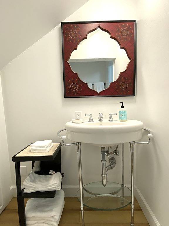 Erleben Sie Geschichte in einem originalen Kutschenhaus, das sich hinter einem Kolonialhaus befindet. in Mena, Ouachita National Forest