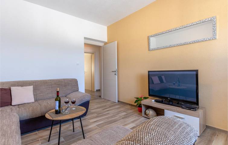 Entire holiday apartment, Cozy 1km to Beach Apartment with Terrace & Wi-Fi in Podstrana, Split-Dalmatia