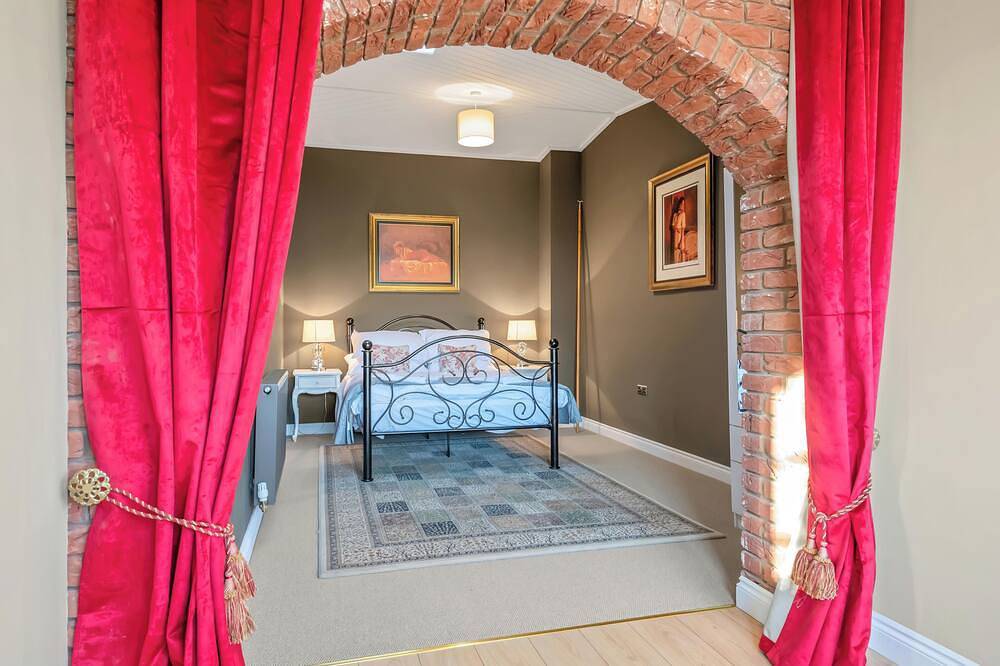 Pools Cottage 4 - The Winery Room in Warwickshire