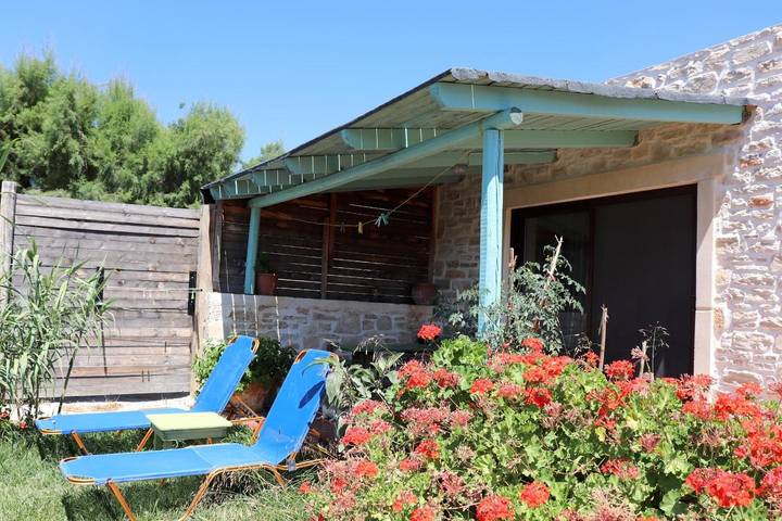 Location de vacances pour 5 personnes, avec jardin ainsi que terrasse et vue, animaux acceptés dans Triopetra