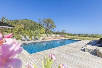 Gîte pour 6 personnes, avec piscine et jacuzzi ainsi que jardin et terrasse dans Plage De L Ovu Santu