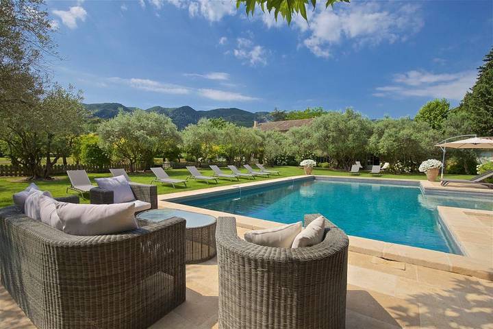 Location de vacances pour 11 personnes, avec Terrasse et Jardin ainsi que Piscine et Vue à Oppède